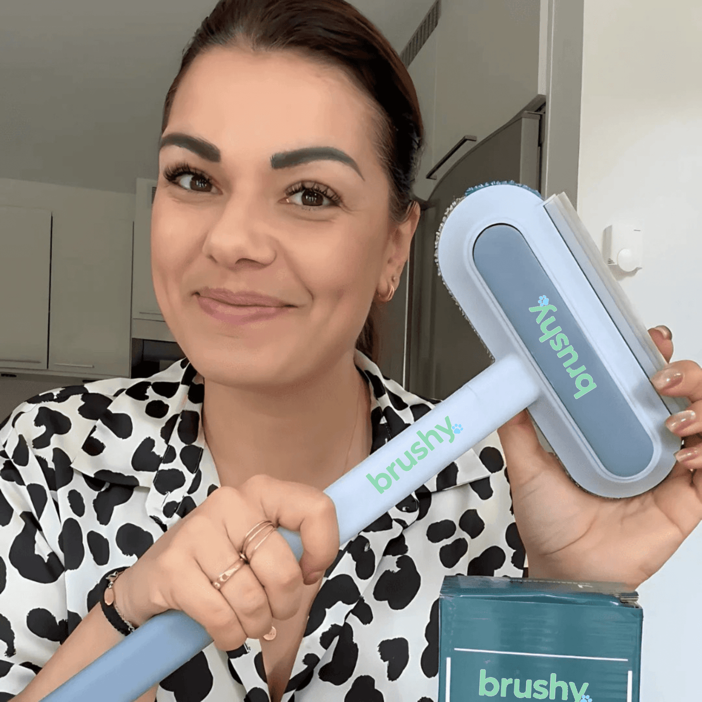 Brushy™- La Brosse Multifonctions Anti-poil est numéro 1 en 2025 !